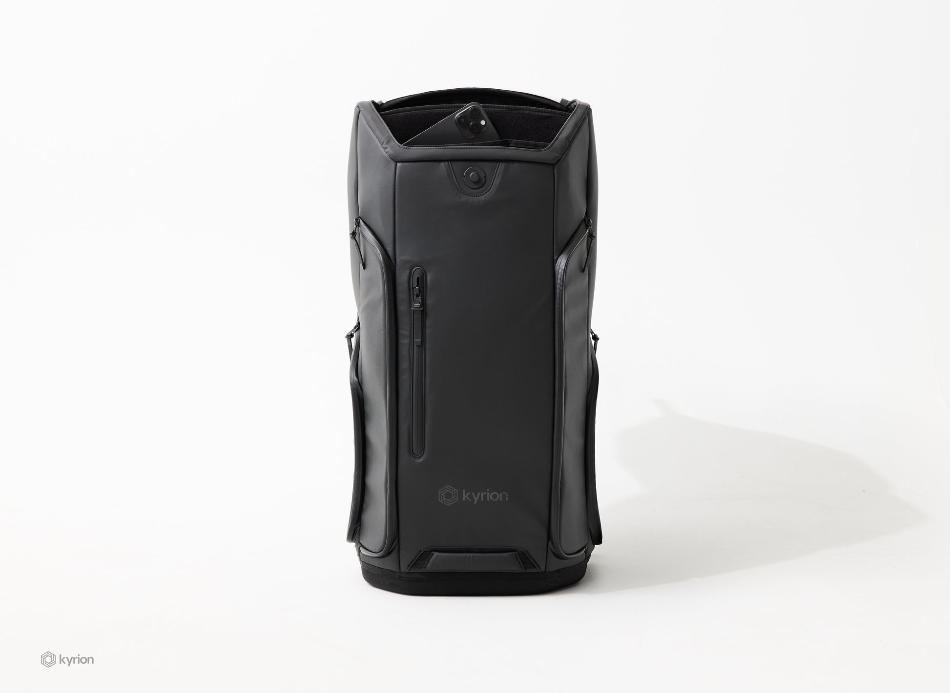 The Arsenal's soft-lined upper compartment is designed to store your mobile phone, sunglasses and other quick-access items.